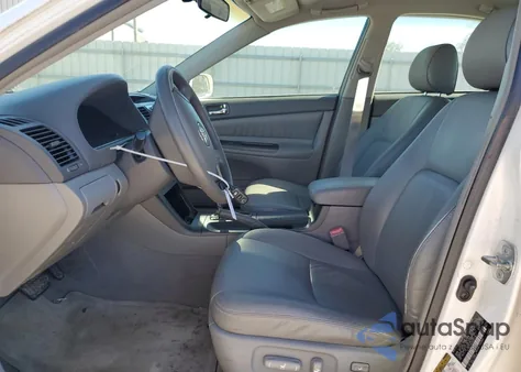 2005 Toyota Camry Le z USA, uszkodzony, nr VIN 4T1BF32K25U611800